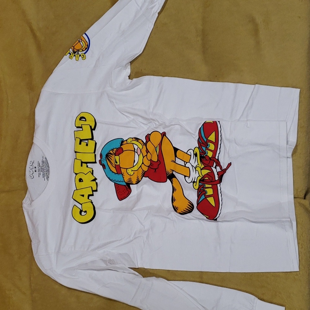 Size M long sleeve Garfield graphic tee